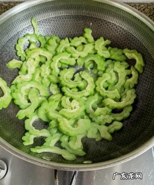 苦瓜炒肉怎么做,苦瓜炒肉片的家常做法 苦瓜炒肉做法步骤