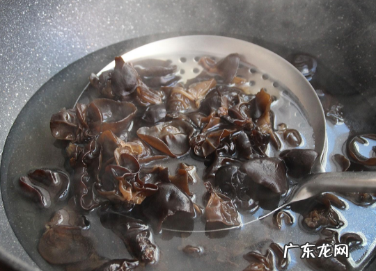 怎么炒木耳不会爆,炒木耳的时候容易爆锅这个问题怎么解决