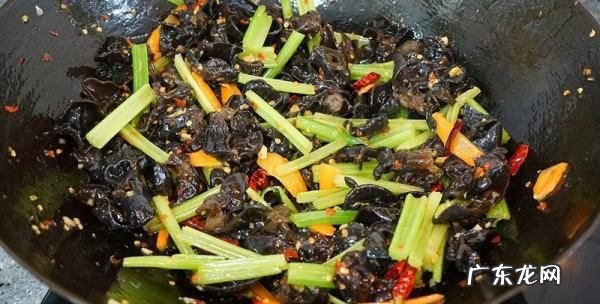 怎么炒木耳不会爆,炒木耳的时候容易爆锅这个问题怎么解决