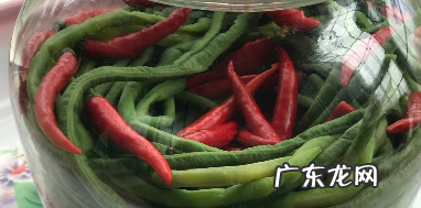 泡酸豆角为什么上面会有白白的,为什么酸豆角会长白色的膜
