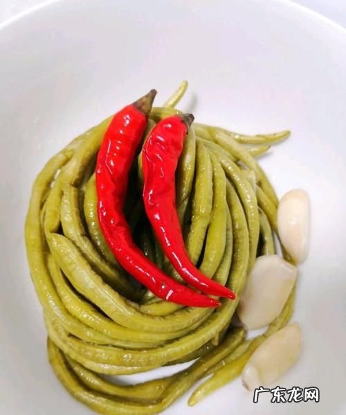 泡酸豆角为什么上面会有白白的,为什么酸豆角会长白色的膜