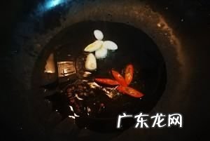 怎么炒火腿肠好吃,火腿肠配什么菜炒最好吃有营养