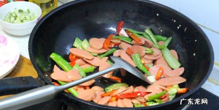 怎么炒火腿肠好吃,火腿肠配什么菜炒最好吃有营养