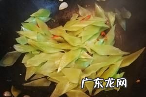 怎么炒火腿肠好吃,火腿肠配什么菜炒最好吃有营养
