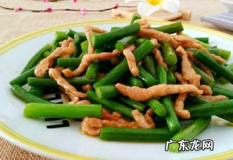 蒜苔怎么炒不发黄变色,肉丝炒蒜薹怎么做