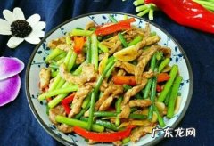 蒜苔怎么炒不发黄变色,肉丝炒蒜薹怎么做