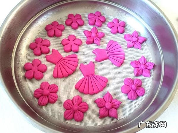 火龙果馒头用什么来固色,火龙果蒸馒头怎样才能不变色柠檬