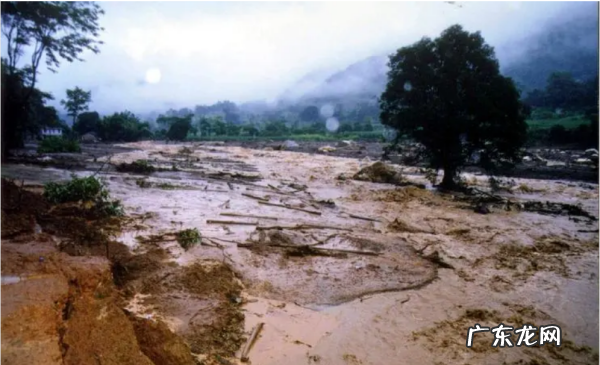 泥石流发生需要三个必备条件,简述泥石流的形成条件及防治措施