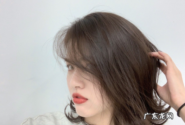 染什么颜色头发显皮肤白显年轻,什么颜色头发显年轻显肤色白