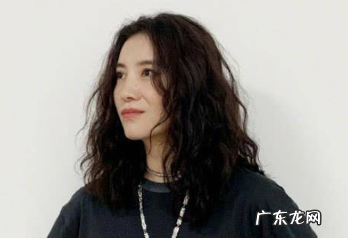 染什么颜色头发显皮肤白显年轻,什么颜色头发显年轻显肤色白