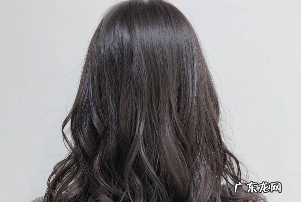 染什么颜色头发显皮肤白显年轻,什么颜色头发显年轻显肤色白