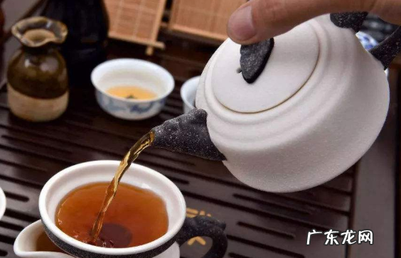 酒倒几分满茶倒几分满,茶倒七分酒倒满