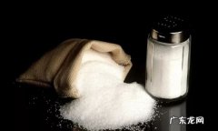高温油放盐会有致癌吗,食用油和食盐在高温下会产生化学反应