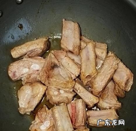 怎么炒排骨不粘锅,炸排骨怎么不粘锅