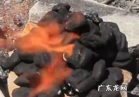 酒精块怎么点燃木炭,烧烤没有固体酒精怎么引燃碳