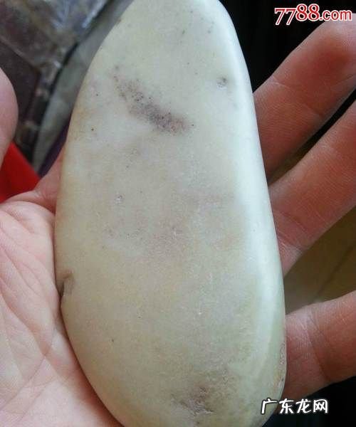 什么是和田玉鸡骨白籽料,鸡骨白算和田玉