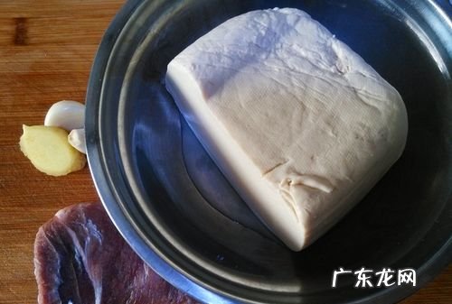 豆腐买回来要用水泡,豆腐果买回来要洗
