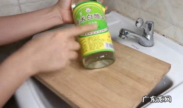 新菜板怎么处理不开裂不发霉,新买的木质切菜板用什么方法不会裂缝