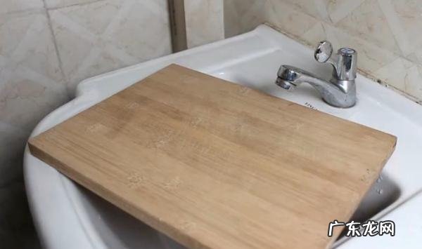 新菜板怎么处理不开裂不发霉,新买的木质切菜板用什么方法不会裂缝