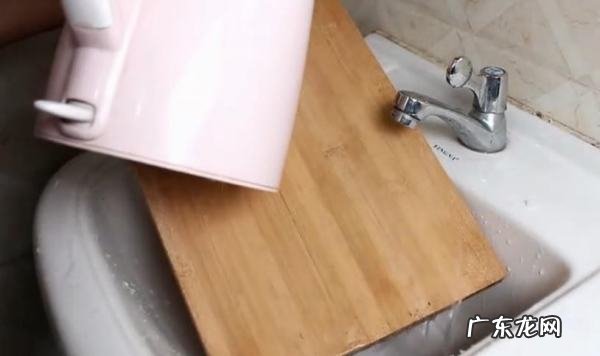 新菜板怎么处理不开裂不发霉,新买的木质切菜板用什么方法不会裂缝