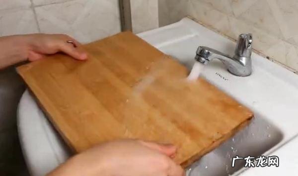 新菜板怎么处理不开裂不发霉,新买的木质切菜板用什么方法不会裂缝