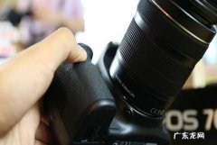 佳能70d自带闪光灯,佳能70d相机wifi怎么连接手机