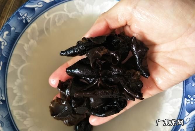木耳可以用开水泡,木耳能用热水泡有毒