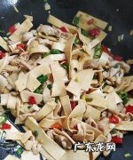 千张怎么炒不粘锅,千张的做法