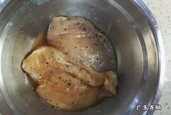 腌鸡胸肉要多久,鸡肉腌制料的配方大全
