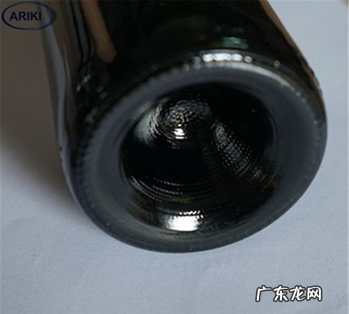 红酒瓶底部凹的越深代表什么,葡萄酒瓶底凹槽越深越好是真的