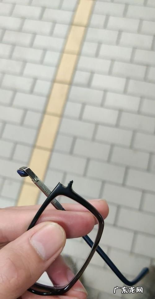 眼镜中间断了怎么修复,眼镜架中间断了怎么办