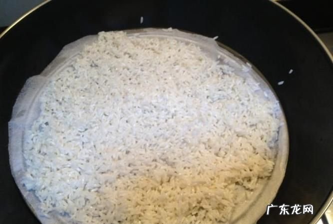 煮糯米饭要放多少水才不烂,用电饭锅煮糯米饭要放多少水