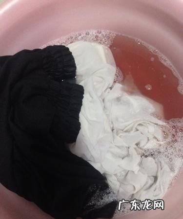 衣服被洗衣液局部白了怎么办,蓝色的衣服用洗衣液洗过后局部泛白怎么办
