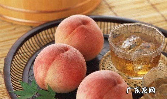 吃了虾可以吃桃子,桃子可以和虾一起吃会过敏