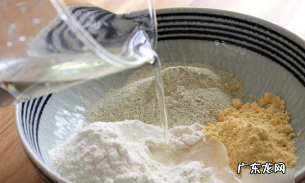 小米煎饼面糊怎么调,纯小米煎饼的面糊配方窍门