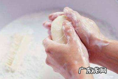 校服发霉怎么洗掉黑斑,白色校服的汗渍发霉了有黑点怎么洗掉
