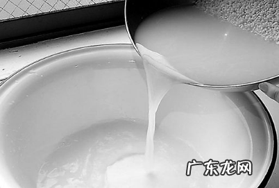 校服发霉怎么洗掉黑斑,白色校服的汗渍发霉了有黑点怎么洗掉