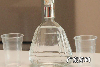 校服发霉怎么洗掉黑斑,白色校服的汗渍发霉了有黑点怎么洗掉
