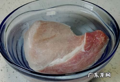 肉解冻要多久,冰箱里的肉拿出来解冻需要多长时间能吃