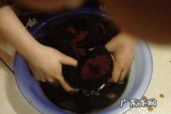 棉衣服掉色怎样处理,棉质衣服第一次洗怎么固色