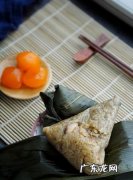 粽子怎么变黄,包粽子是要放一种可以让米变成黄色的那种东西叫什么