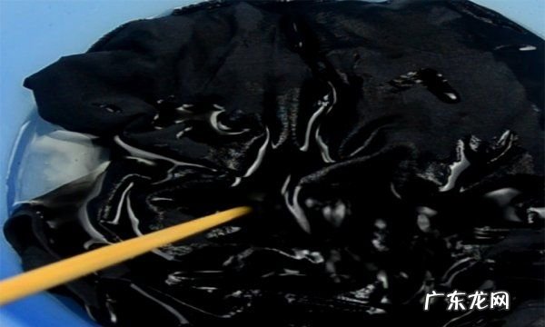 黑衣服被84消毒液褪色了怎么办,黑色的裤子上有84消毒液怎么办