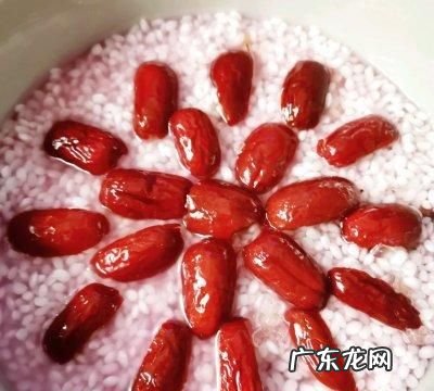 糯米蒸出来变成红色还能吃吗,糯米洗了后放冰箱几天后拿出蒸熟变红了能吃