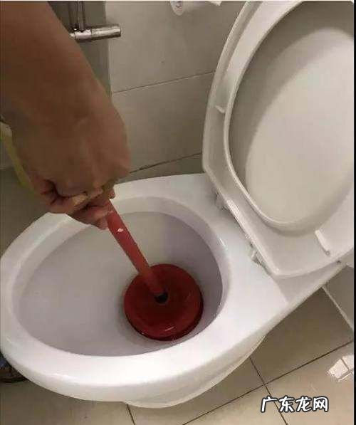 马桶堵了水已经满了怎么办,马桶堵了水满了下不去怎么办