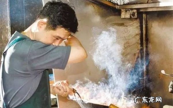 夏天做饭厨房热怎么办,夏天厨房做饭太热可以安什么降温