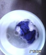 衣服褪色怎么补救,针织衣服褪色如何处理