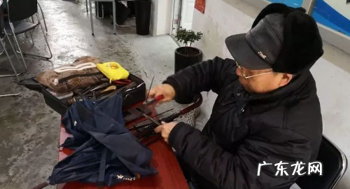 雨伞伞杆断了怎么修复,雨伞中间的杆子断了怎么修>﹏<