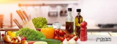 目前我国健康成人每人每天适宜的烹调油摄入量为,中国居民膳食宝塔206版建议的烹调油