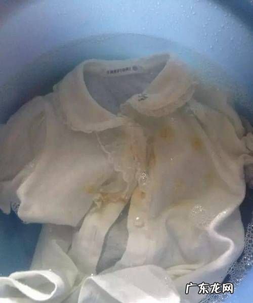 为什么流汗衣服会有白渍,流过汗后衣服上有白色的印子是什么原因