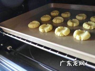 烤饼干不垫油纸可以,烤饼干必须要用油纸
